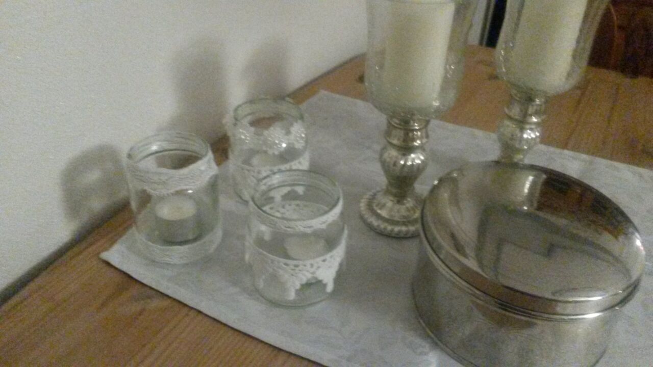 Dekorierte Windlichter für die Gartenlaube